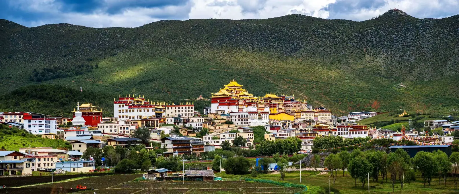 山脚下的寺院
